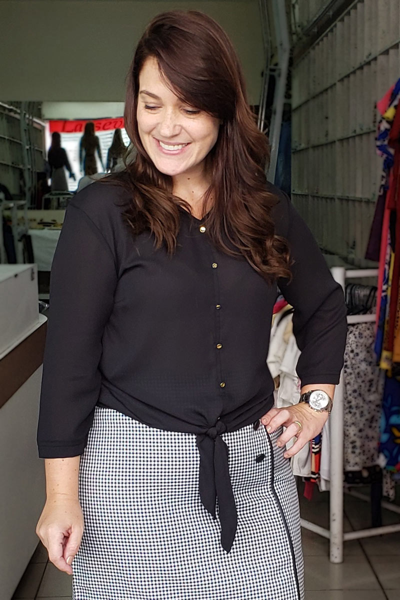 8881 Camisa Preta de Amarrar